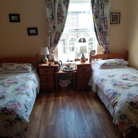 The Guest House Абъргавени Екстериор снимка