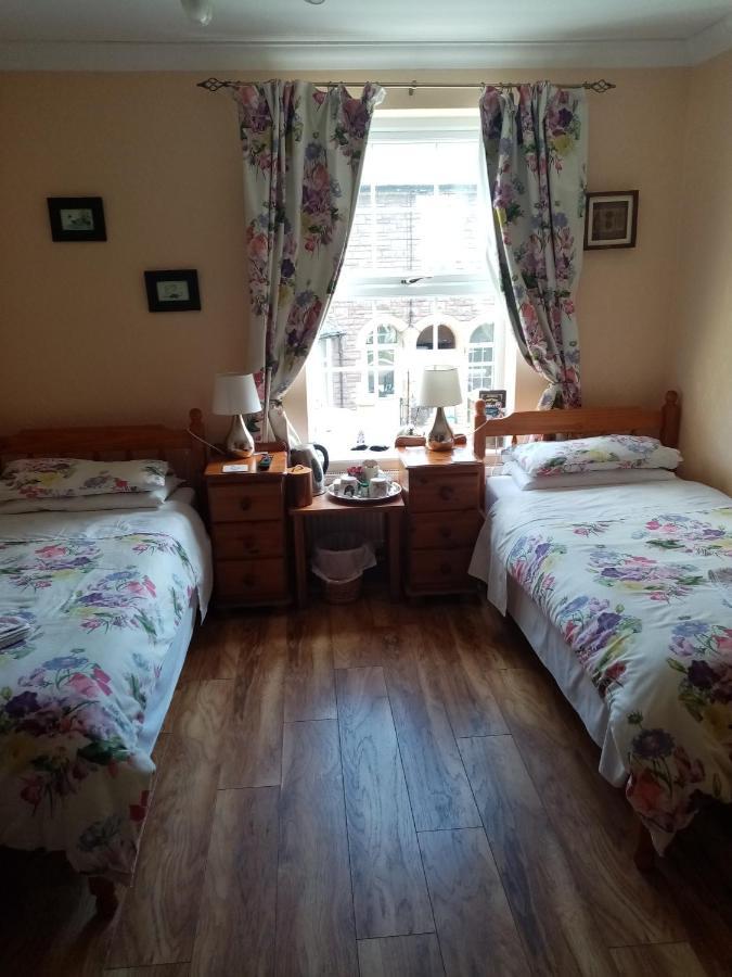 The Guest House Абъргавени Екстериор снимка