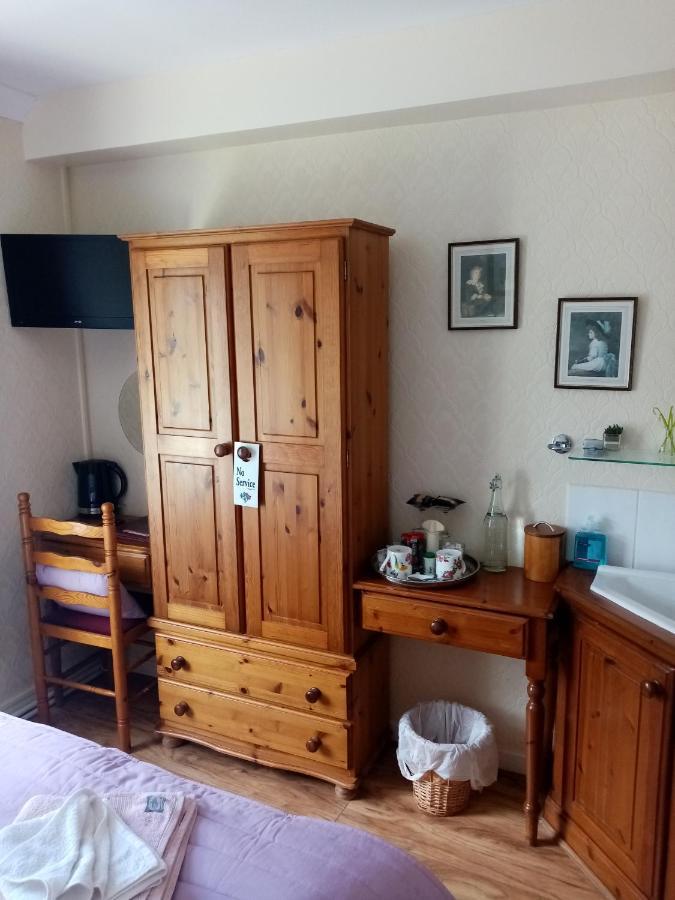 The Guest House Абъргавени Екстериор снимка