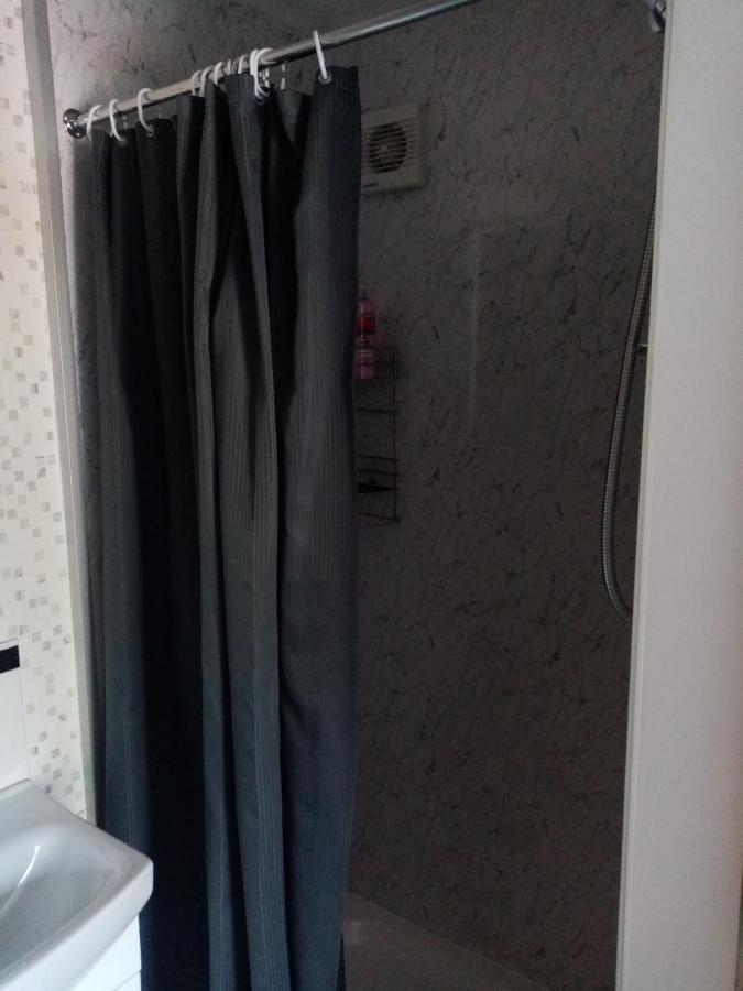 The Guest House Абъргавени Екстериор снимка